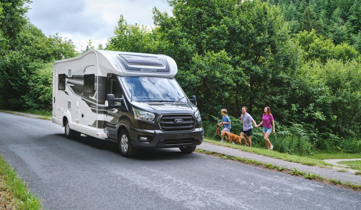 Voyager Exterior Lifestyle 3-1920x1920